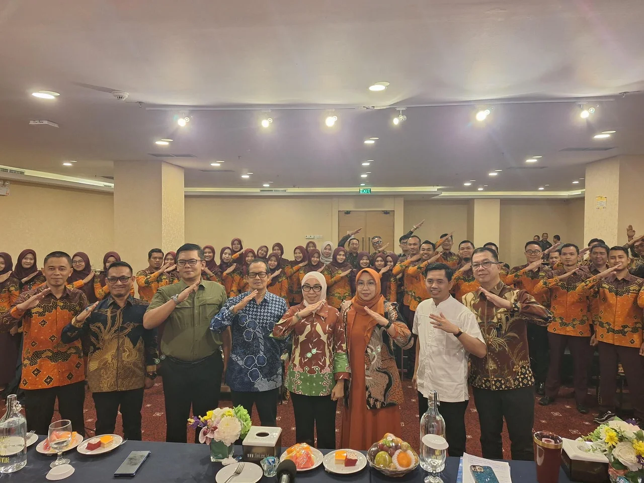 Foto:&nbsp;Bupati Way Kanan Ayu Asalasiah dan&nbsp;Suryanti Direktur Utama BPR Syariah Way Kanan (tengah) bersama para karyawan.